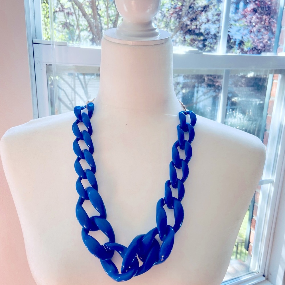 Navy blue lucite chunky curb statement necklace.
